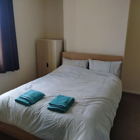 Self Catering 2 Bedroom Flat, Frequent Buses, 1-Minute Walk To Bus Stop, 20 Minutes To City Center Edinburgh Kültér fotó