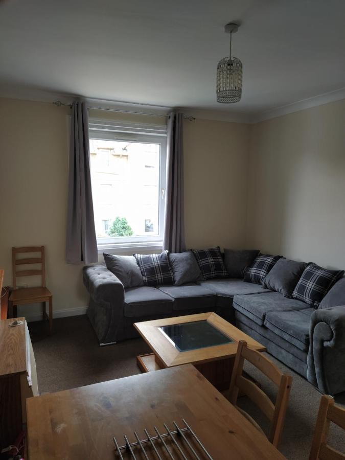 Self Catering 2 Bedroom Flat, Frequent Buses, 1-Minute Walk To Bus Stop, 20 Minutes To City Center Edinburgh Kültér fotó