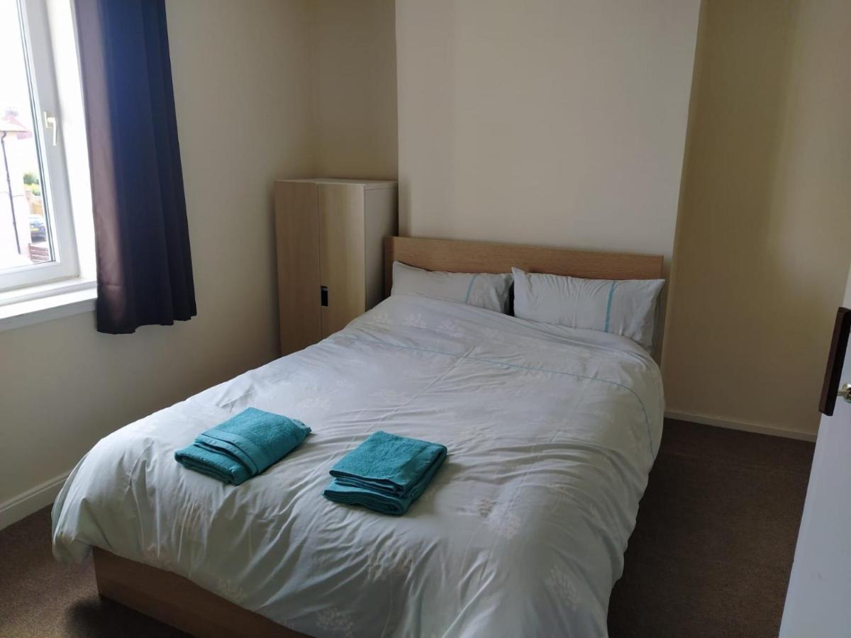 Self Catering 2 Bedroom Flat, Frequent Buses, 1-Minute Walk To Bus Stop, 20 Minutes To City Center Edinburgh Kültér fotó