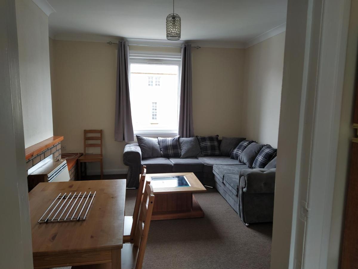 Self Catering 2 Bedroom Flat, Frequent Buses, 1-Minute Walk To Bus Stop, 20 Minutes To City Center Edinburgh Kültér fotó