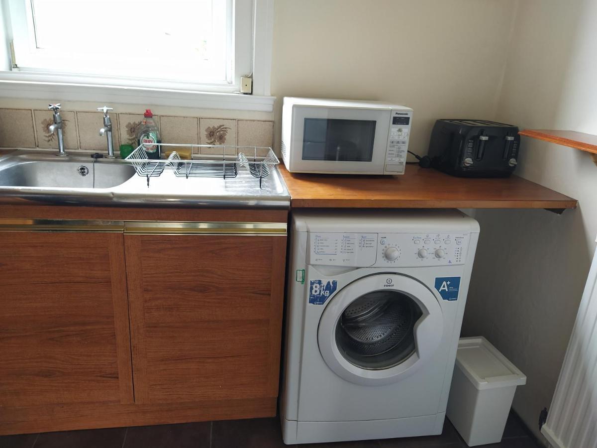 Self Catering 2 Bedroom Flat, Frequent Buses, 1-Minute Walk To Bus Stop, 20 Minutes To City Center Edinburgh Kültér fotó
