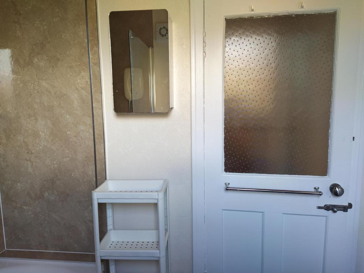 Self Catering 2 Bedroom Flat, Frequent Buses, 1-Minute Walk To Bus Stop, 20 Minutes To City Center Edinburgh Kültér fotó