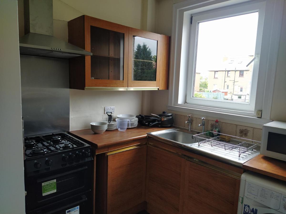 Self Catering 2 Bedroom Flat, Frequent Buses, 1-Minute Walk To Bus Stop, 20 Minutes To City Center Edinburgh Kültér fotó