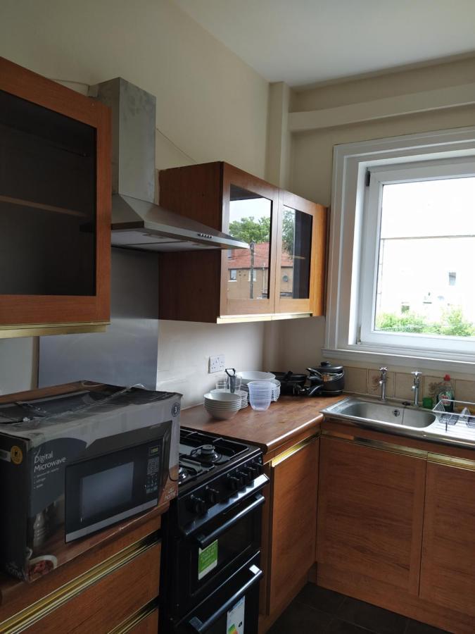 Self Catering 2 Bedroom Flat, Frequent Buses, 1-Minute Walk To Bus Stop, 20 Minutes To City Center Edinburgh Kültér fotó