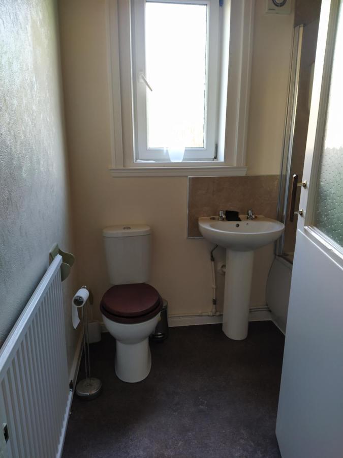 Self Catering 2 Bedroom Flat, Frequent Buses, 1-Minute Walk To Bus Stop, 20 Minutes To City Center Edinburgh Kültér fotó