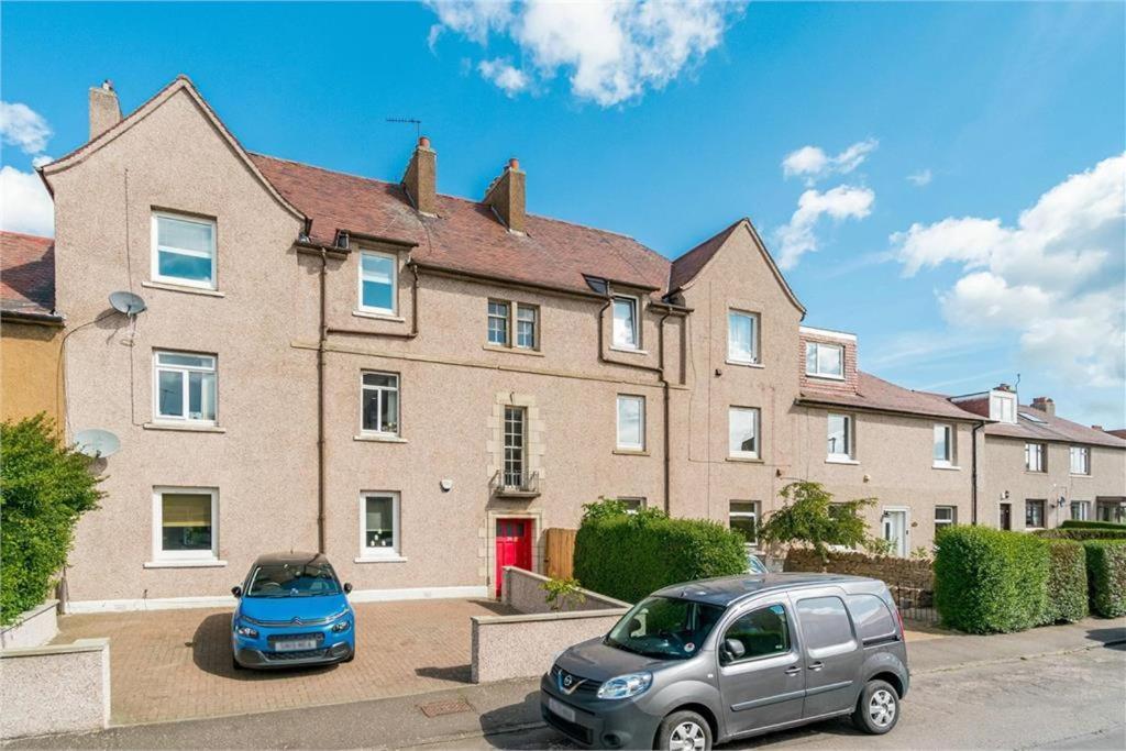 Self Catering 2 Bedroom Flat, Frequent Buses, 1-Minute Walk To Bus Stop, 20 Minutes To City Center Edinburgh Kültér fotó