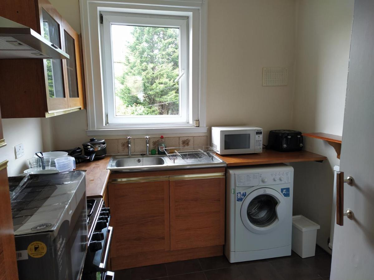 Self Catering 2 Bedroom Flat, Frequent Buses, 1-Minute Walk To Bus Stop, 20 Minutes To City Center Edinburgh Kültér fotó