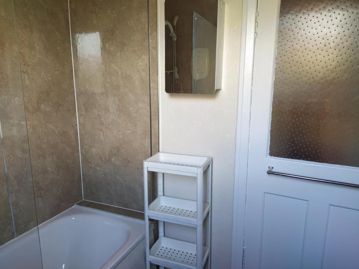 Self Catering 2 Bedroom Flat, Frequent Buses, 1-Minute Walk To Bus Stop, 20 Minutes To City Center Edinburgh Kültér fotó