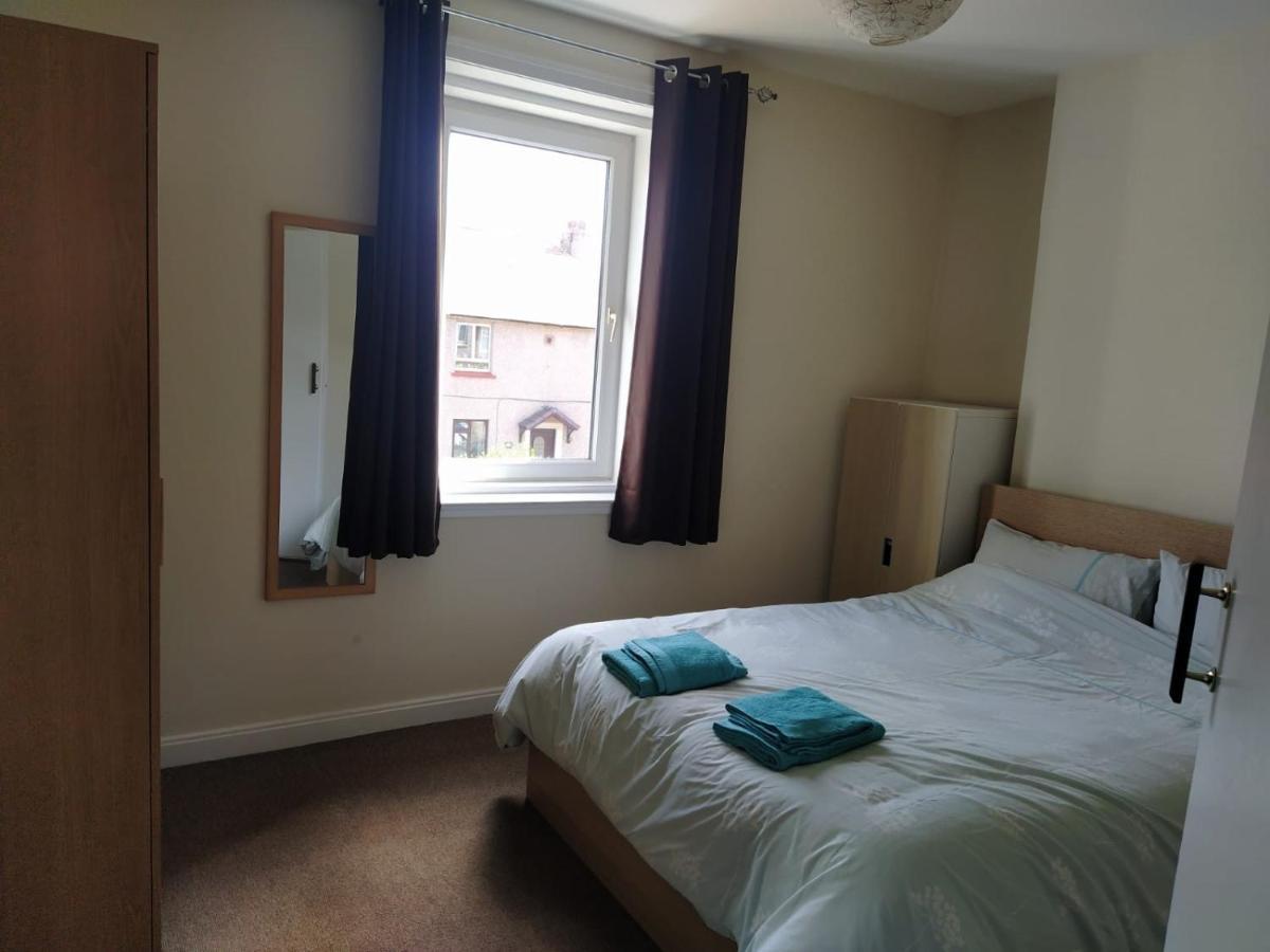 Self Catering 2 Bedroom Flat, Frequent Buses, 1-Minute Walk To Bus Stop, 20 Minutes To City Center Edinburgh Kültér fotó