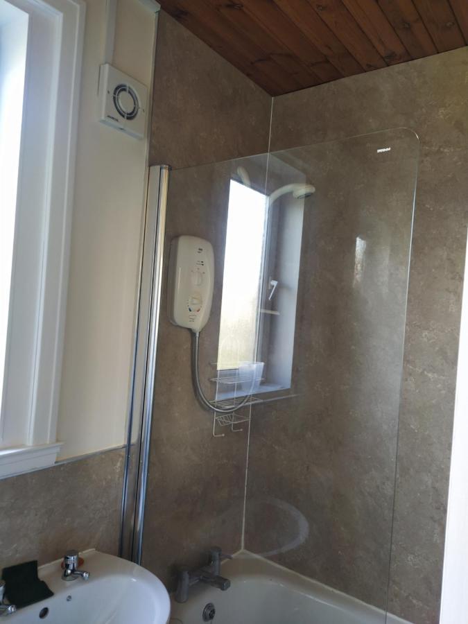 Self Catering 2 Bedroom Flat, Frequent Buses, 1-Minute Walk To Bus Stop, 20 Minutes To City Center Edinburgh Kültér fotó