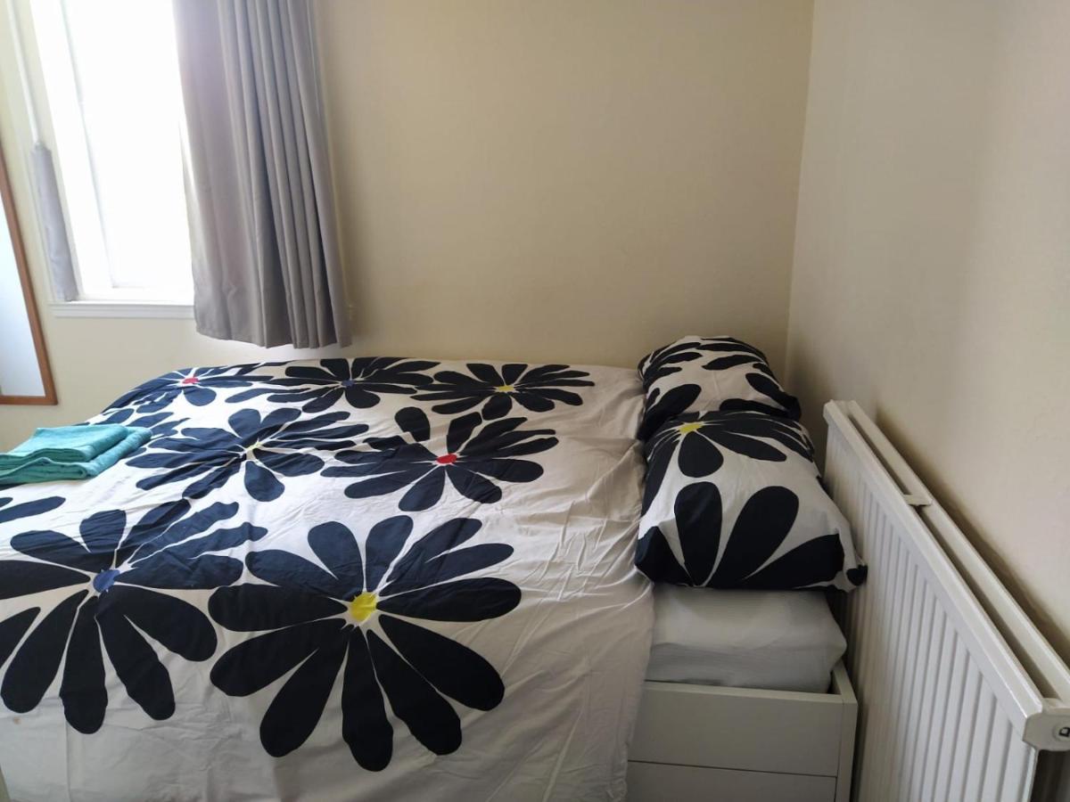 Self Catering 2 Bedroom Flat, Frequent Buses, 1-Minute Walk To Bus Stop, 20 Minutes To City Center Edinburgh Kültér fotó